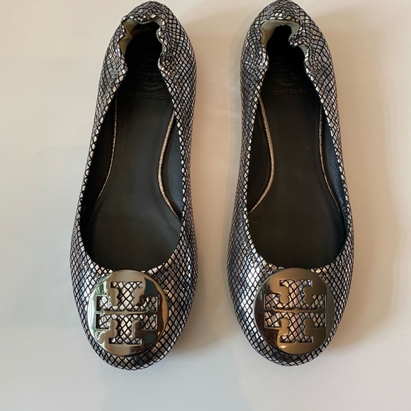 ❗️SOLD❗️Tory Burch silver/black snakeskin sz 8.5 - Picture 2 of 7